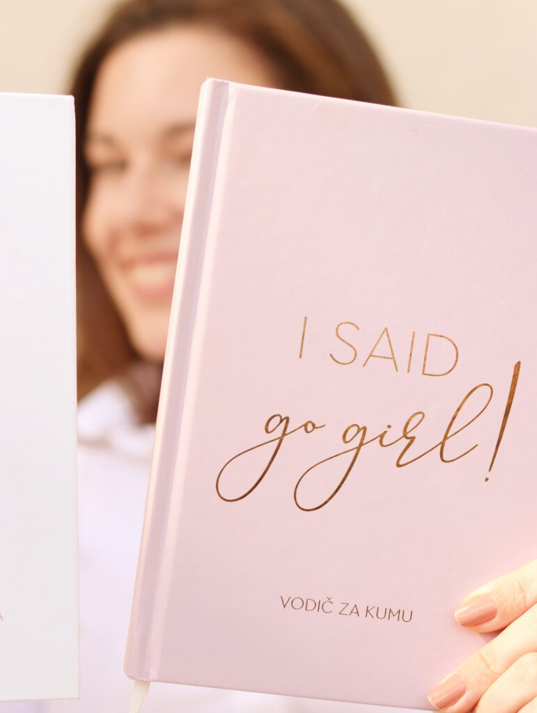 planer za kumu prikazan izbliza, radi se o planeru lila boje sa natpisom I said go girl, vodič za kumu