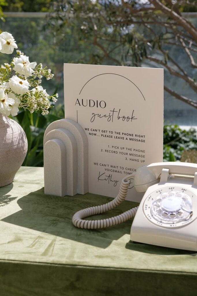 telefon i papir na kojem je objašnjeno kako funkcionira audio guest book na vjenčanju