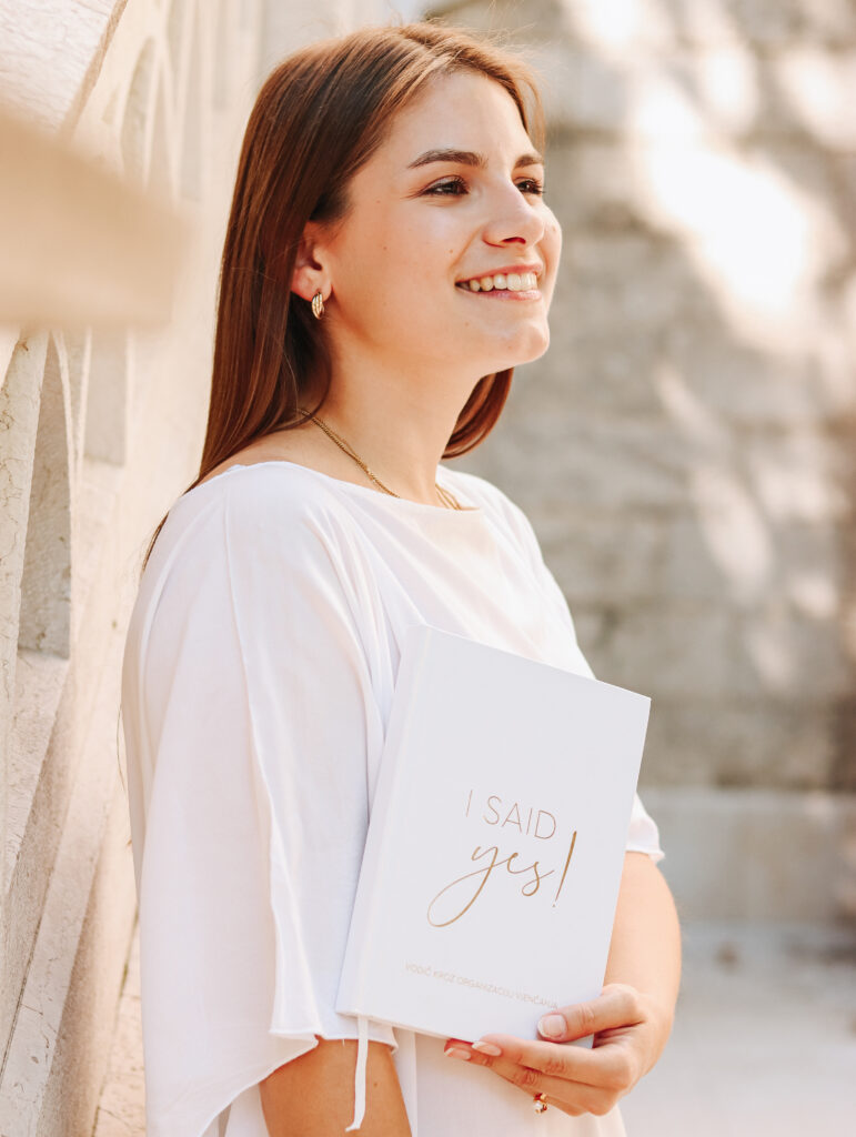 cura koja se smije i drži u ruci i said yes planer vjenčanja